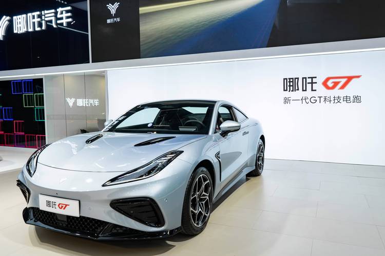 重庆164哪吒汽车在智能汽车领域的表现，领途汽车在新能源汽车市场中的影响力